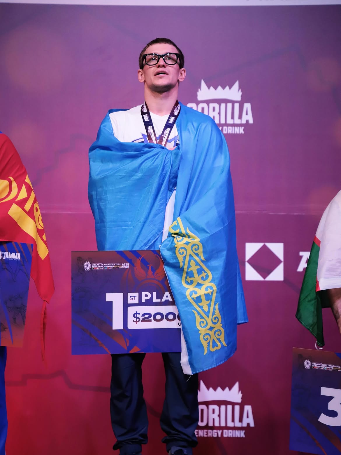 Чемпион Азии с флагом Казахстана и наградой за 1 место